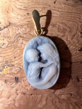 Vintage-Blue and White Blue Agate Cameo Pendant of Mother & Child 14k Gold 💝
